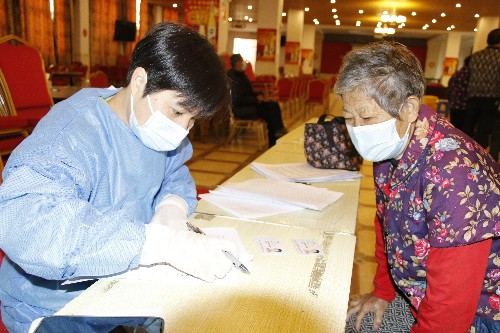 1【标题】大朗：疫苗接种送上门 便民服务暖人心 (6)~1.jpg
