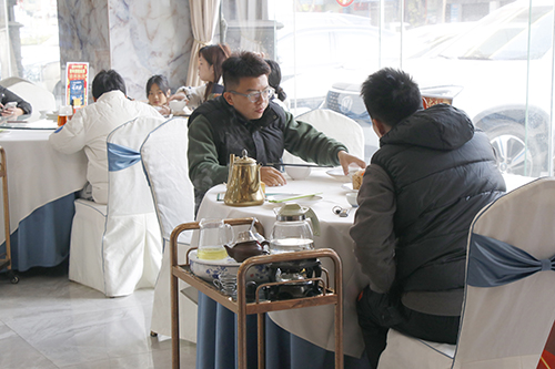 2【标题】各大酒楼饭店生意火爆.JPG
