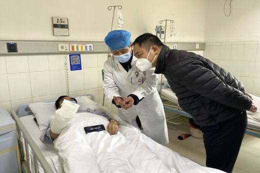 长安镇总工会慰问工伤职工1 余丽颖摄_结果.jpg