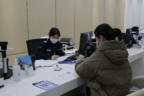 1【标题】节后第一天上班 政务服务高效运转 (5)~1.jpg