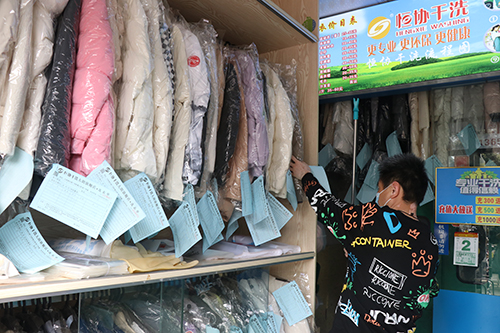 5【标题】节后干洗店生意红火.JPG