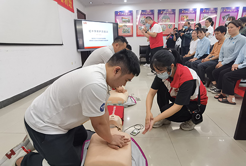 3【标题】长富社区开展急救培训活动.jpg