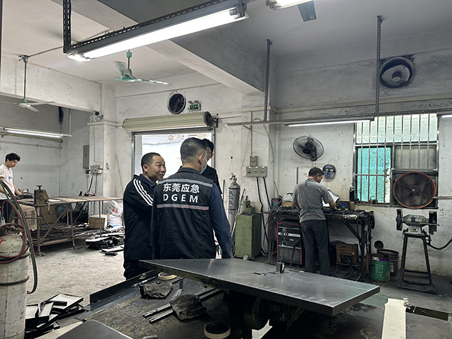 0327 组建巡查小分队 紧盯责任固成效    凤岗镇镇村工业园安全管理再出新招（图3）.jpg