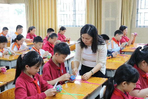 2【标题】水口小学特色劳动课：编出快乐 织出创意 (12)~1.jpg