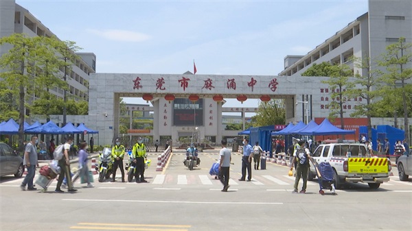 1 米间距有序排队进入校门并将提前填写好的《东莞市麻涌中学学生健康