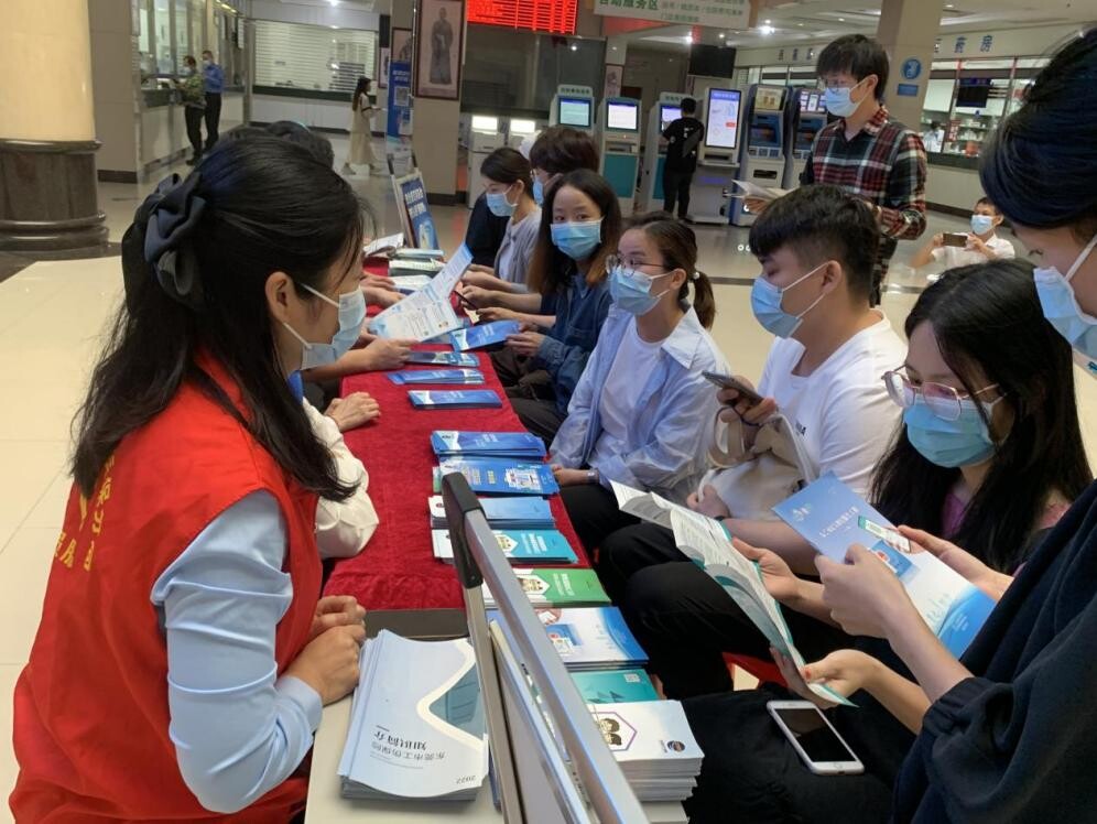 20230428 大岭山医保分局简讯 第1期  开展以“安全规范用基金 守好人民‘看病钱’”宣讲活动_3