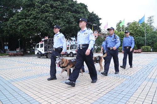 2【标题】特殊“警官” 守护平安 (9)~1.jpg