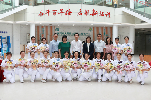 2【标题】镇领导到社卫中心慰问护理工作者 (1).JPG