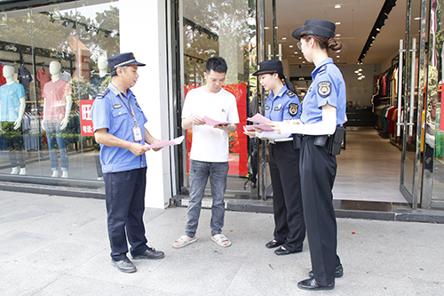 2【标题】“你赴考 我护航”城管队员全力推进静音服务.JPG