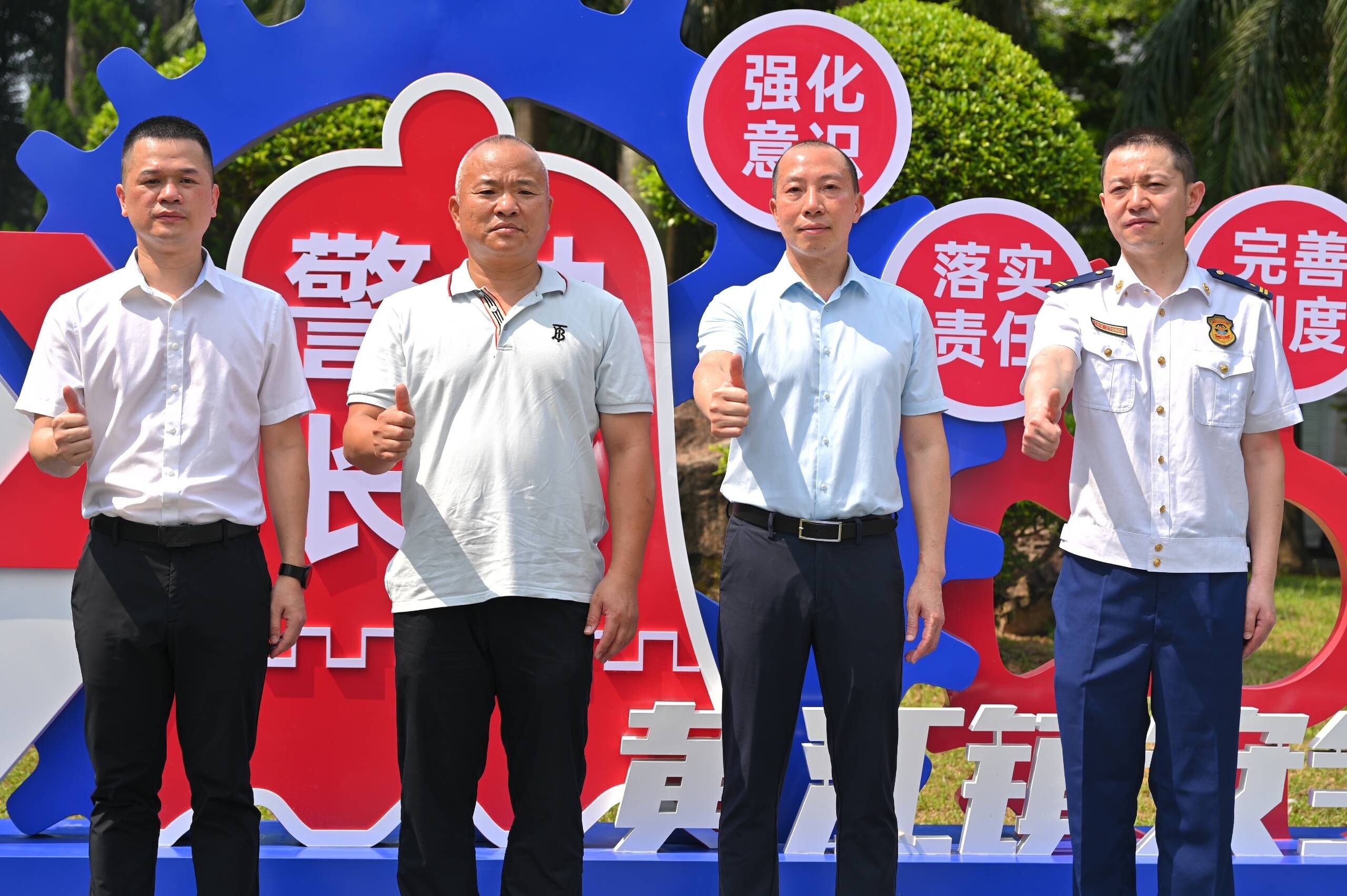 个个会应急—黄江镇开展“安全生产月”暨安全宣传咨询日活动_3