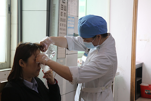 3【标题】夏日游泳 谨防红眼病.JPG