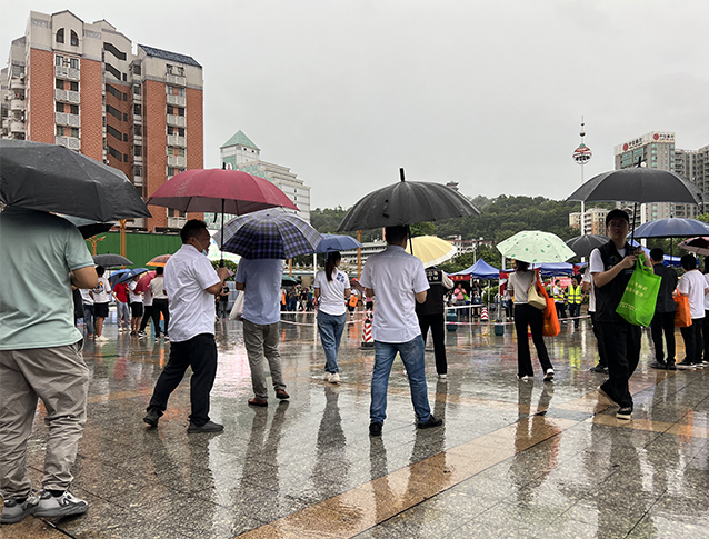 0617凤岗镇举行“亲民”安全宣传咨询日活动（图1） 拷贝.jpg