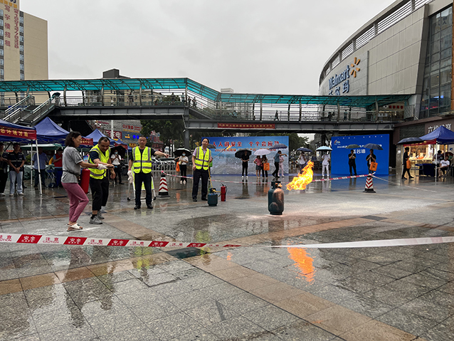 0617凤岗镇举行“亲民”安全宣传咨询日活动（图2).JPG