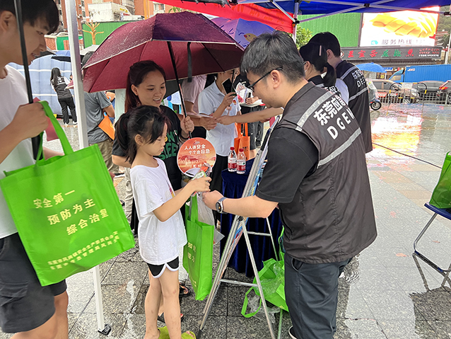 0617凤岗镇举行“亲民”安全宣传咨询日活动（图4）.JPG