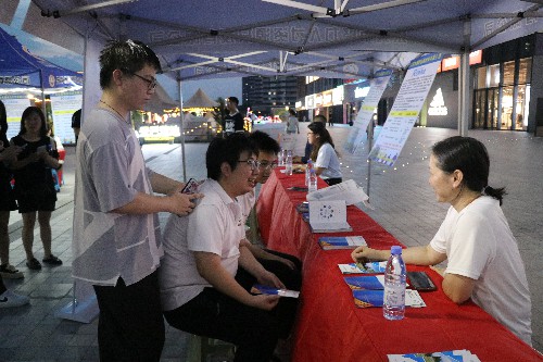 3【标题】大朗镇举办“百日千万招聘专项行动”暨高校毕业生“莞聘夜市”就业活动 (3)~1.jpg