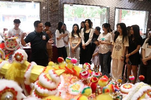 2【标题】大朗镇开展大学生传统麒麟武术醒狮文化体验活动 (1)~1.jpg