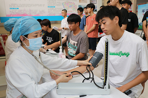 2【标题】大朗严把体检关 全力推进征兵工作.JPG