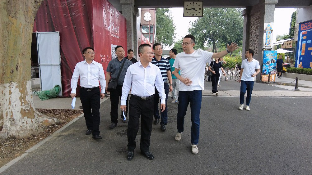 3【标题】镇领导率队到北京尚8文化集团参观考察 (8)~1.jpg