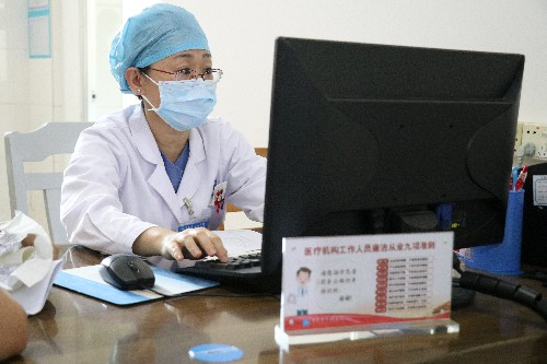 1【标题】中国医师节走进最美医生——林燕梅 (3)~1.jpg