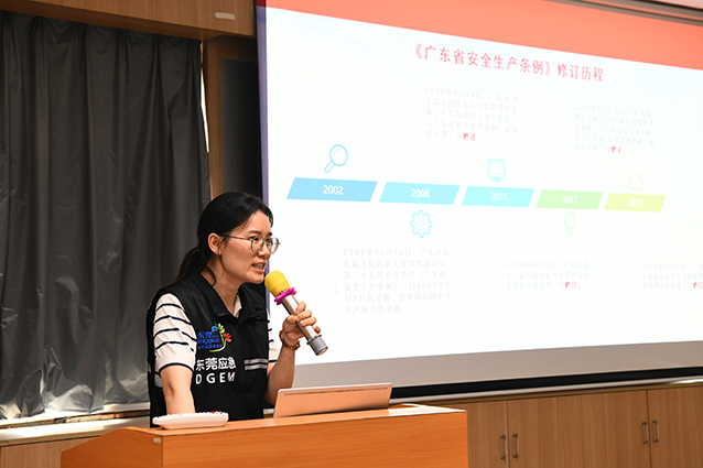 1016“学条例、强管理、促平安”凤岗应急管理分局持续开展《条例》宣贯进企活动(图1).jpg