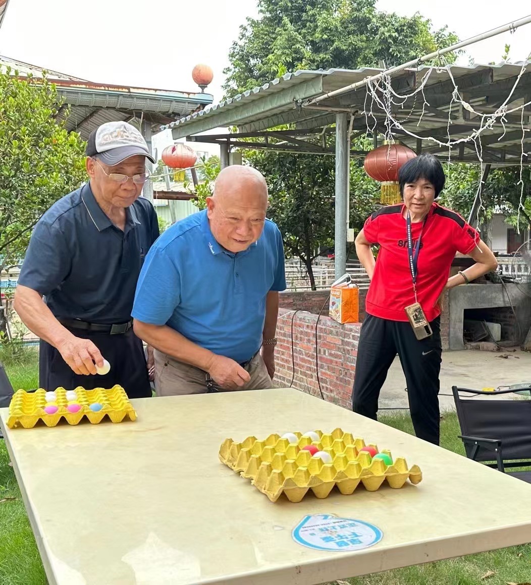 2图为：长者认真体验游戏环节.jpg