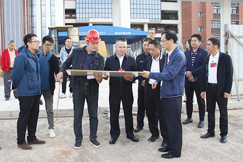 2【标题】人大代表视察松湖朗中、大朗第一小学升级扩建项目建设情况.JPG