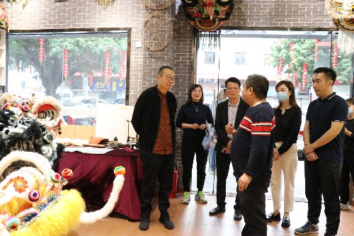 2【标题】潘鲁生到大朗走访调研民间手工扎作工艺 (7)~1.jpg