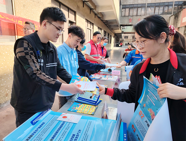 0116凤岗镇开展岁末年初安全宣传“五进”活动1 拷贝.jpg
