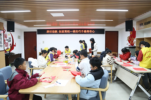 3【标题】创意剪纸迎新春 长富社区带学生感受传统文化魅力.JPG