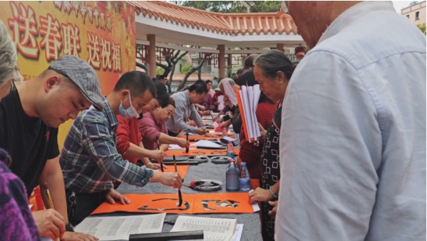 年味渐浓 厚街书法爱好者为市民写春联送祝福.jpg