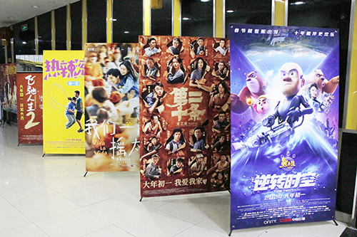 3【标题】贺岁电影陪伴市民欢乐过大年.JPG