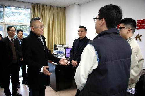 1【标题】镇领导走访慰问春节坚守岗位人员 (5)~1.jpg