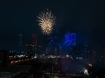 1【标题】无人机烟花秀齐上演 市民欢天喜地闹元宵 (5)~1.jpg