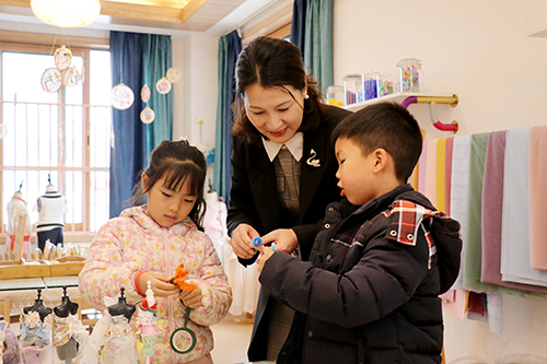1【标题】一幼园长韩自媚：用爱与责任呵护“幼苗”成长.JPG