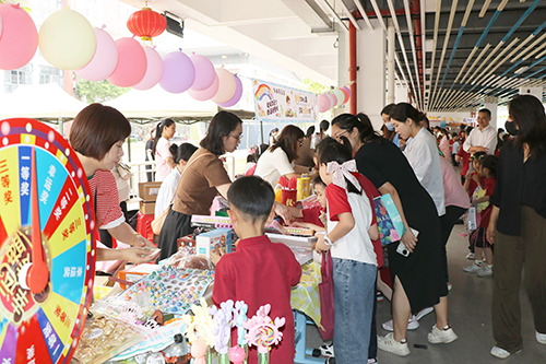 2【标题】校园爱心义卖 传递雷锋精神.JPG