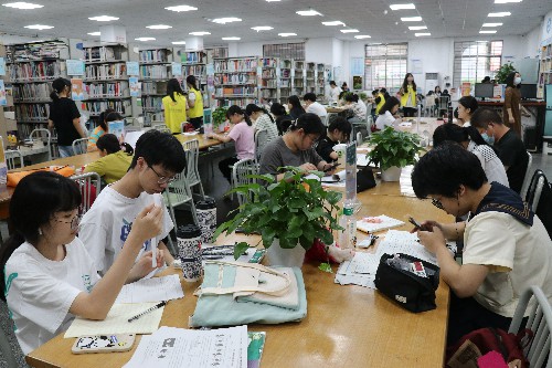 2【标题】清明假期不忘到图书馆“充电” (2)~1.jpg