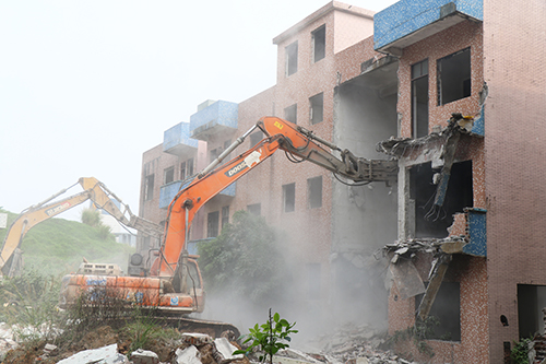 2【标题】大朗依法强制拆除沙步村三处违法建筑.JPG
