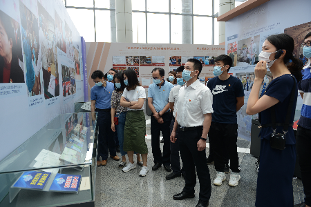 参观《东莞战役》纪实展照片2.jpg