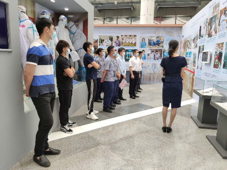 参观《东莞战役》纪实展照片3.jpg