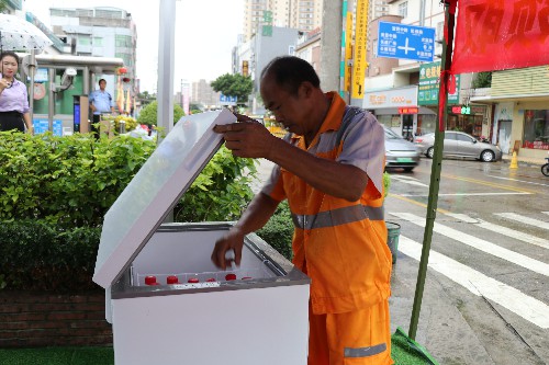 4【标题】大朗街头现“爱心冰柜” 冷饮免费领取~1.jpg