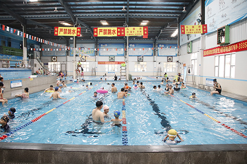 2【标题】夏日觅清凉！大朗游泳场馆人气旺.JPG