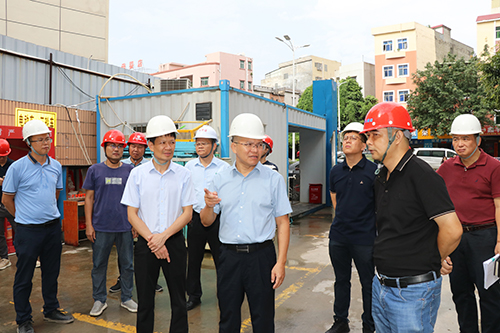 1【标题】镇领导督导项目建设工程进度.JPG