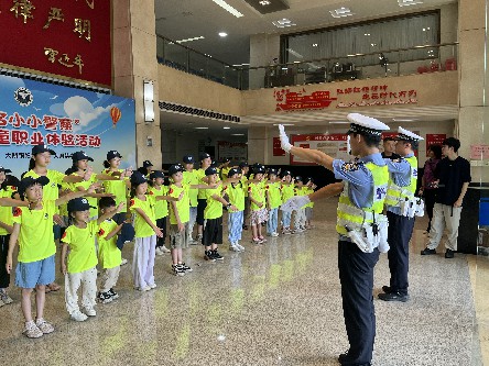 1【标题】大朗公安分局开展“小小警察”儿童职业体验活动 (5)~1.jpg