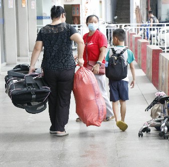 2【标题】“小候鸟”启程返乡 车站迎来小高峰 (1)~1.jpg