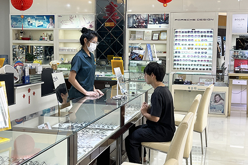 3【标题】暑假尾声 眼镜店将迎来配镜小高峰.JPG
