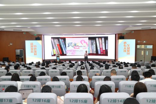 在“教育名家进长安”专题讲座上，全国著名教育专家、新教育研究院院长、中国教育三十人论坛成员李镇西博士受邀开讲 麦伟强摄_结果.jpg