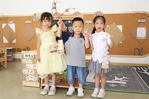 5【标题】巧手做灯笼 月满迎中秋.JPG