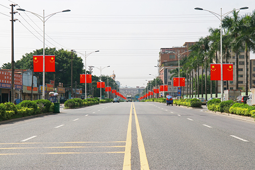 3【标题】满城“中国红”  国庆氛围浓.JPG
