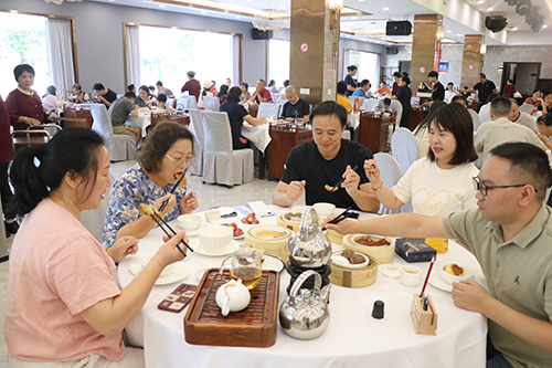 3【标题】国庆假期 早茶生意红火.JPG