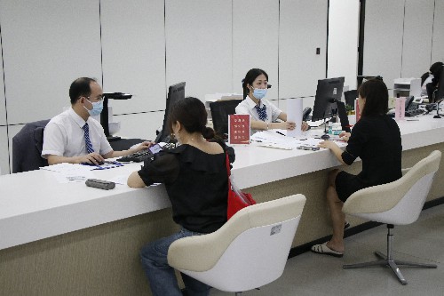 1【标题】节后复工首日！大朗镇政务服务中心热情服务群众 (4)~1.jpg